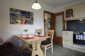 Dining - Apartment no. 3 with mountain view, 62m², modern furnishings and very large south/east-facing balcony (Übersee)