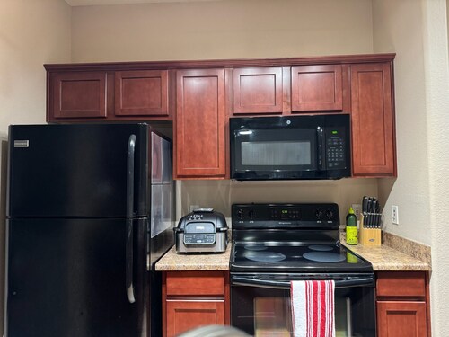 Opal Stone-Cozy 1-bedroom condo  AC, WiFi full kitchen close to downtown Phoenix