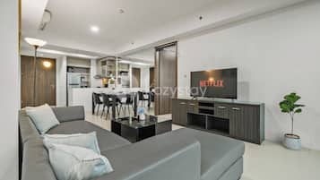 Apartamento, 2 quartos, vista para a cidade | Área de estar | TV de tela plana