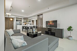 Huoneisto, 2 makuuhuonetta, kaupunkinäköala | Oleskelualue | Taulutelevisio