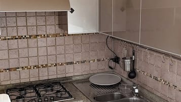 Een koelkast, een microgolfoven, een oven, een kookplaat