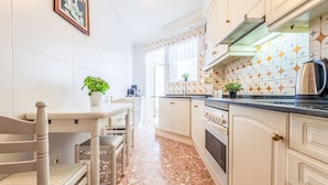 Fridge, microwave, oven, cookware/dishes/utensils - Apartment Bahia by Interhome (Salou)