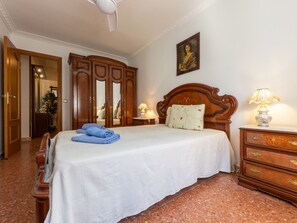 3 bedrooms, desk, internet