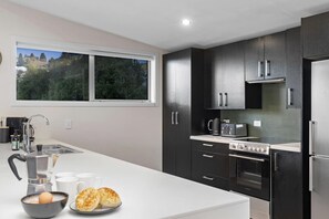 Geladeira, micro-ondas, fogão, cooktop
