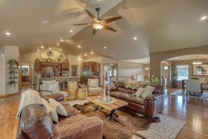 TV connectée, cheminée, espaces bureaux