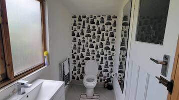 Douche, sĂšche-cheveux, serviettes fournies