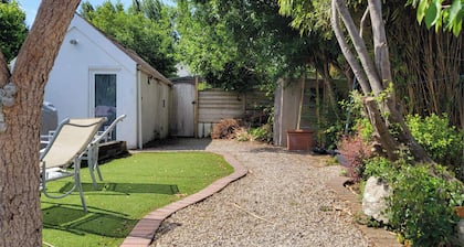 4 Guests - Pet Friendly - 13 min to the Beach