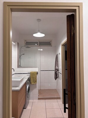Dusche, Haartrockner, Handtücher, Seife