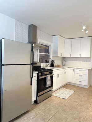 Microwave, oven, stovetop - Cozy Apartment in North Bergen Close to NYC With FREE PARKING (North Bergen)