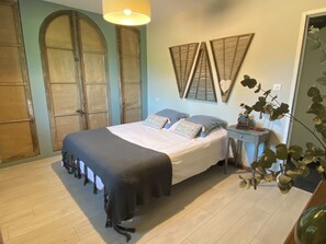 3 chambres, fer et planche à repasser, Wi-Fi, draps fournis