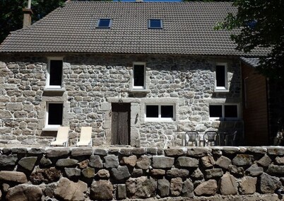 Lovely gîte just a stone's throw from Lake Issarles and Mont Gerbier de Jonc.