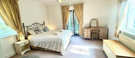 4 chambres, fer et planche à repasser, Wi-Fi, draps fournis