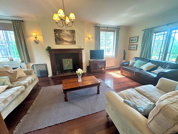 TV - Private Lincoln Retreat - 4 Bedroom House (Lincoln)