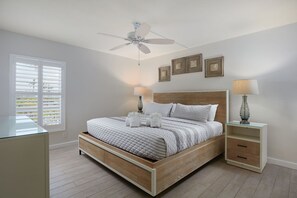 2 bedrooms, iron/ironing board, WiFi, bed sheets - Splendid Beach Villa Residence on Captiva (Captiva)