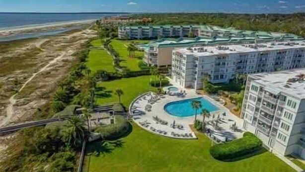 A resort with multiple buildings, a central pool, and a beach view. - Sail Inn SaintSimons-ground unit,beach access,pool (St. Simons Island)