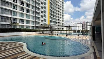 2 outdoor pools