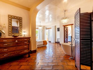 5 bedrooms, iron/ironing board, Internet, bed sheets