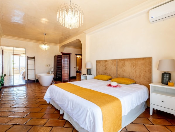 5 bedrooms, iron/ironing board, Internet, bed sheets
