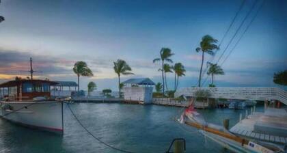 Serene Moon Suite w/ Jacuzzi + Garden View @Islamorada- Moon suite
