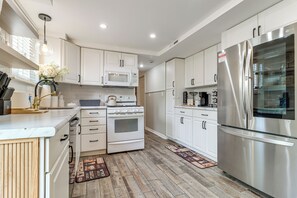 Refrigerador, microondas, horno, placa de cocina