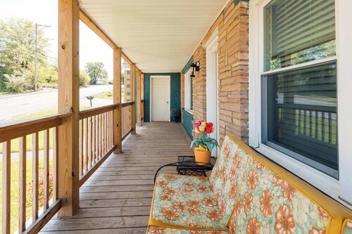 Charming 3BR Home with Hot Tub in Bristol