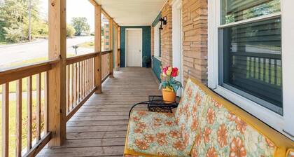 Charming 3BR Home with Hot Tub in Bristol