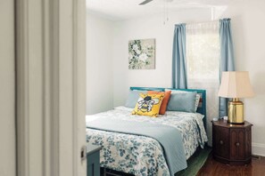 3 habitaciones, tabla de planchar con plancha, wifi y ropa de cama 