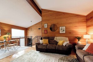 Una televisión, videojuegos, un reproductor de DVD, una oficina