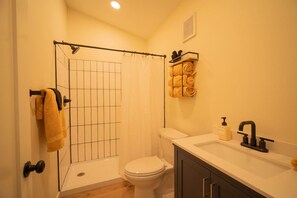 Sèche-cheveux, serviettes fournies