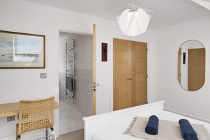 3 habitaciones, escritorio y tabla de planchar con plancha 