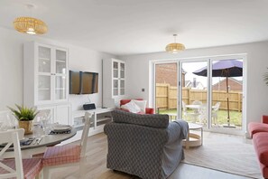 Télévision, livres, chaîne hi-fi, espaces bureaux