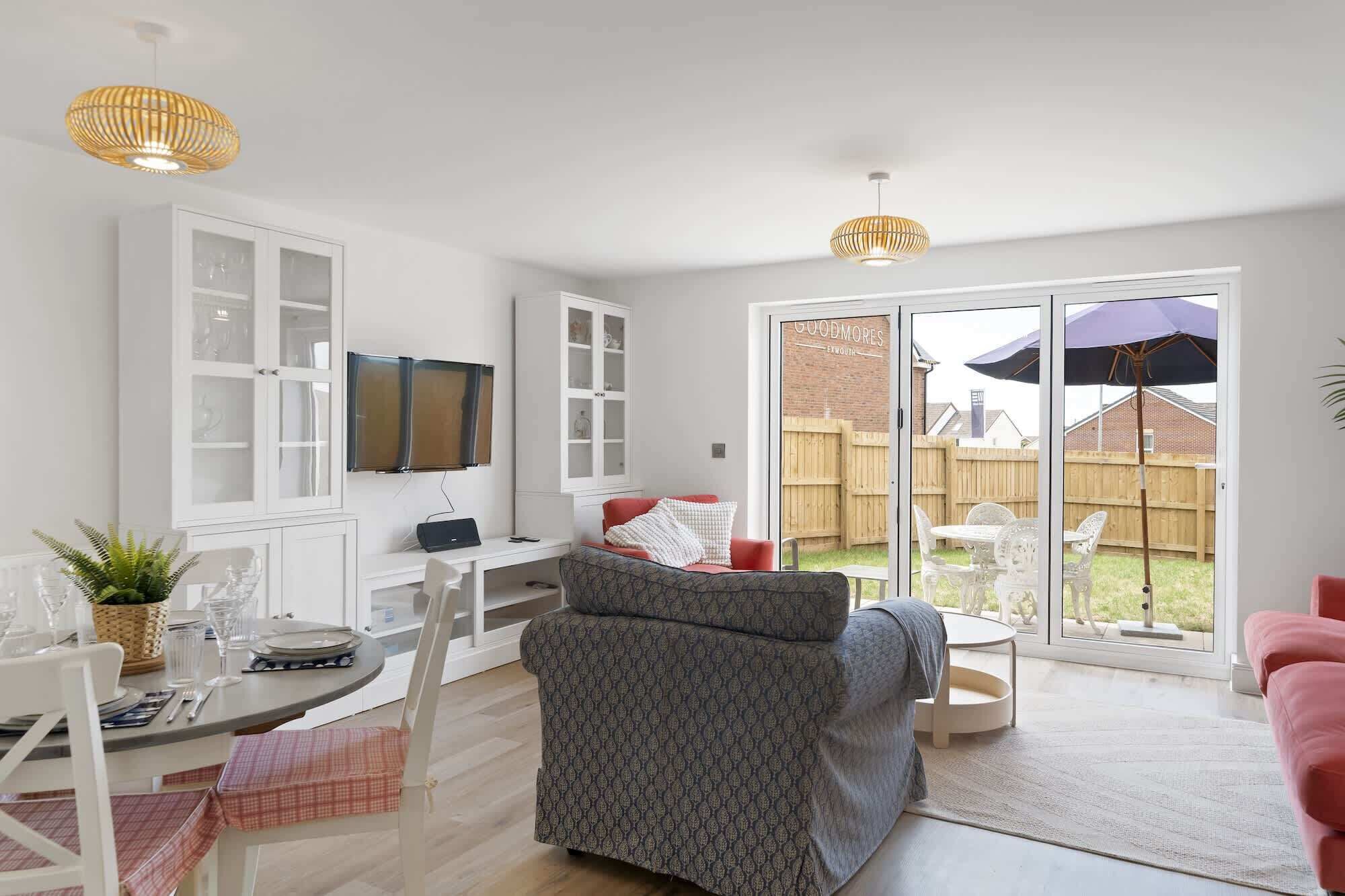 Télévision, chaîne hi-fi, espaces bureaux