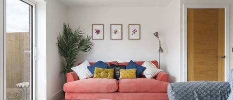 Tv, bøger, stereoanlæg, kontorer