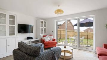 Télévision, livres, chaßne hi-fi, espaces bureaux