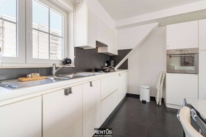 Køleskab, mikrobølgeovn, ovn, kogeplade