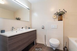 Shower, free toiletries