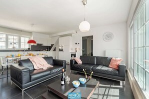 Télévision, lecteur de DVD, espaces bureaux