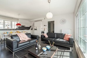 TV, DVD player, escritórios