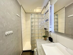 Een douche, gratis toiletartikelen, een haardroger, handdoeken