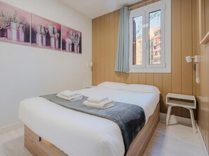 1 bedroom, iron/ironing board, Internet, bed sheets