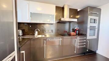 Frigorífico, microondas, horno y lavavajillas