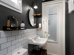 Een douche, een haardroger, handdoeken