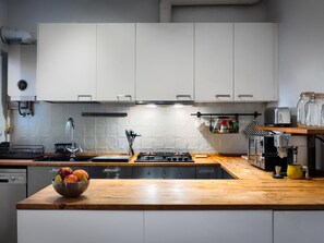Een koelkast, een magnetron, een oven, een vaatwasser
