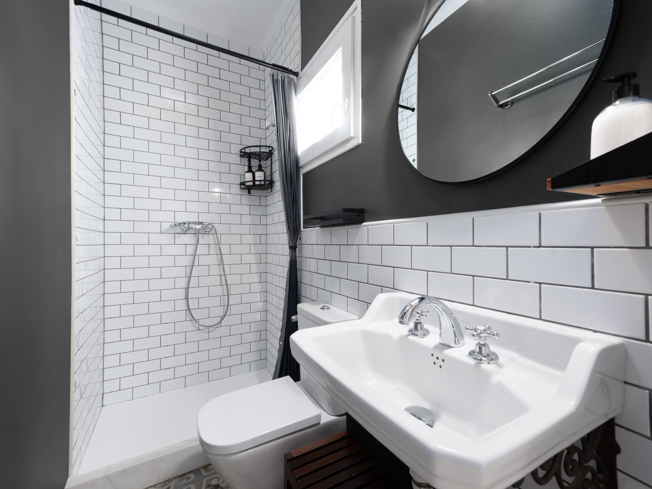Douche, articles de toilette gratuits, sèche-cheveux