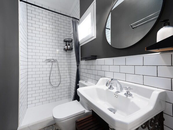 Dusche, kostenlose Toilettenartikel, Haartrockner, Handtücher