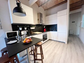 Fridge, microwave, oven, coffee/tea maker - Bogatell Playa Apartment Barcelona (Barcelona)