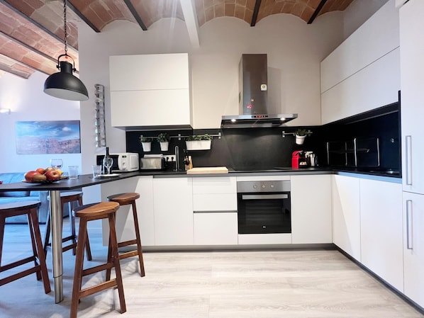 Fridge, microwave, oven, coffee/tea maker