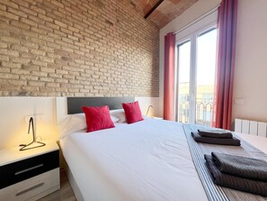 2 bedrooms, iron/ironing board, internet
