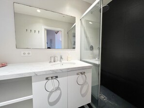 Dusche, kostenlose Toilettenartikel, Haartrockner, Handtücher