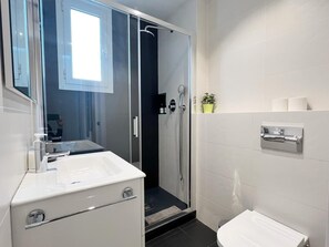 Douche, sĂšche-cheveux, serviettes fournies